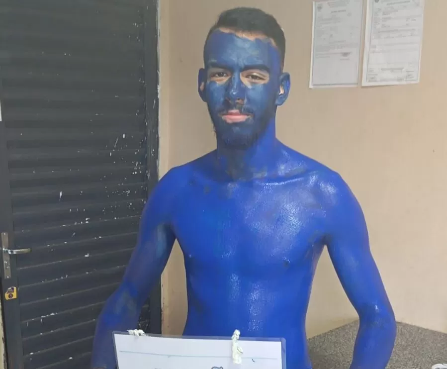 Jovem viraliza ao pintar próprio corpo de azul para carreata política em Elesbão Veloso