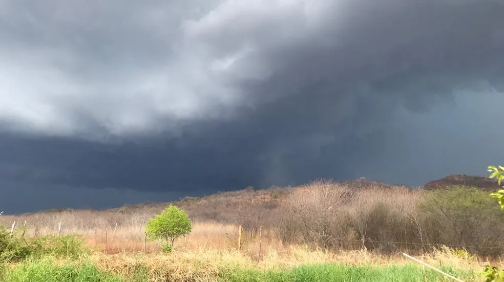 Inmet emite alerta de chuva intensa para Elesbão Veloso e 14 cidades do Vale do Sambito.