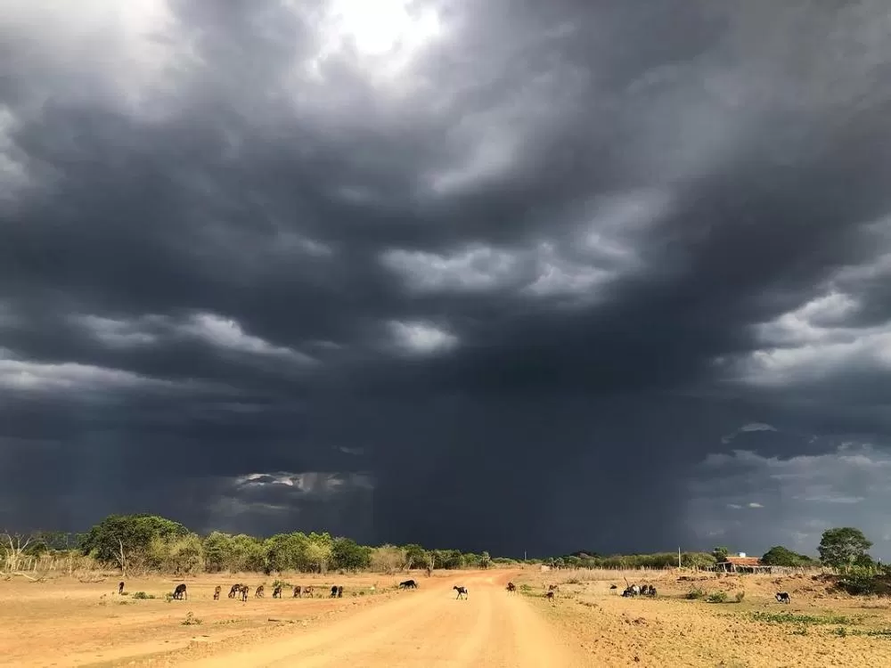 INMET emite alerta de chuvas intensas para Elesbão Veloso e mais 14 cidades do Vale do Sambito