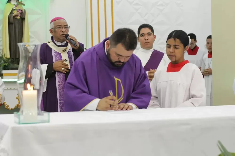 Padre Robert Passos toma posse como novo pároco de Elesbão Veloso