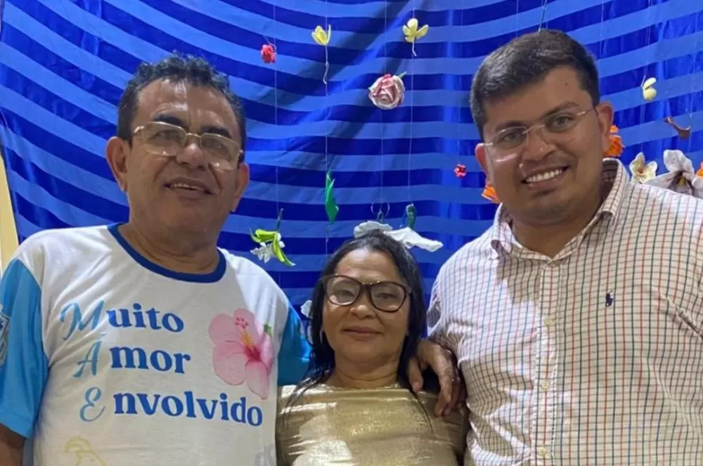 Prefeito Ronaldo Barbosa e vice Arthur Paes Landim prestigiam lançamento do livro “Pigoíta”, da autora Ana Lúcia 