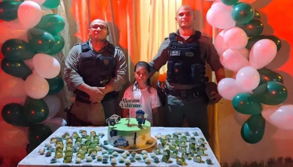 Polícia Militar de Elesbão Veloso participa de aniversário de criança que sonha em ser policial
