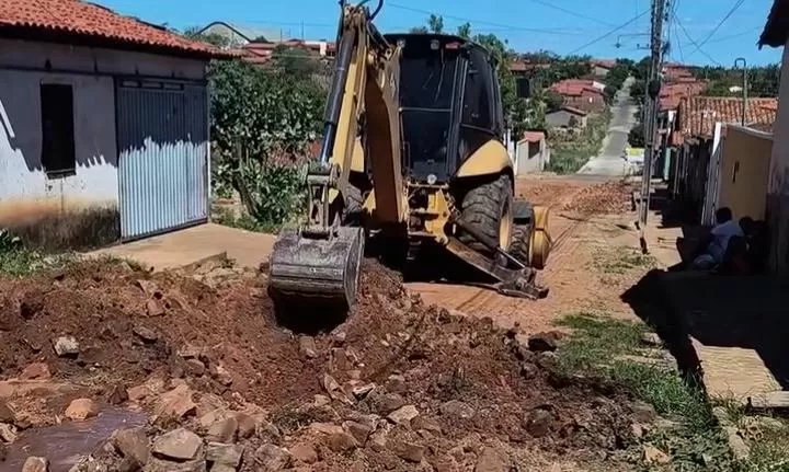 Prefeitura de Elesbão Veloso inicia recuperação de trecho da Rua Eurípedes de Aguiar