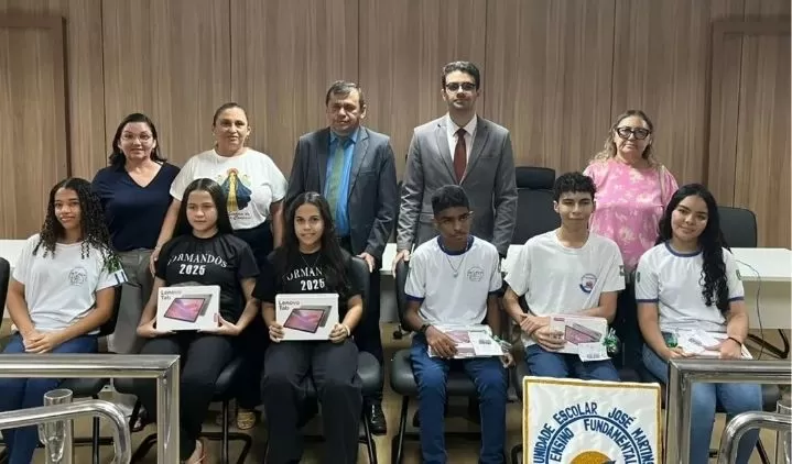 Ministério Público e Poder Judiciário entregam tablets a alunos com melhor desempenho escolar de Elesbão Veloso